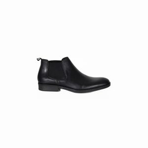 Classic Chelsea boot made of leather