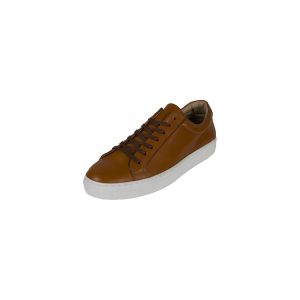 Classic leather sneaker with contrast outsole