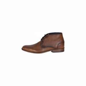 Man chukka boot made of leather