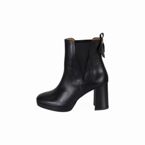 Heeled ankle leather boot