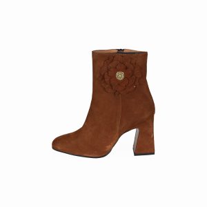 Heeled ankle suede boot with flower lateral detail